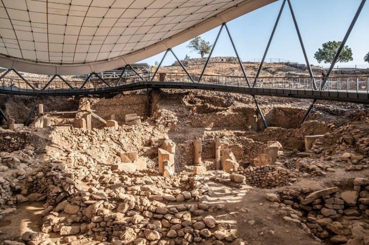 <p>Genellikle düz bir kayayı destekleyen dikey olarak düzenlenmiş taşlar olan Dolmenler, Batı Avrupa'da çok sayıda dağılmış olmasına rağmen, onları kimin inşa ettiği hakkında çok az şey biliniyor. </p>