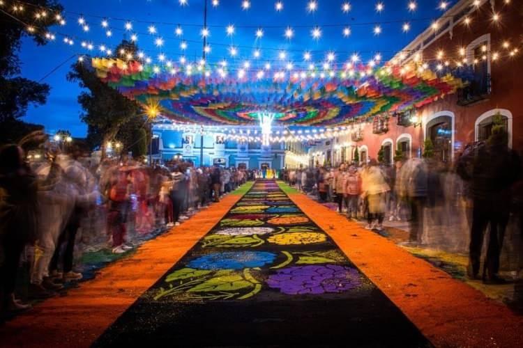 <p>Meksika’nın Tlaxcala eyaletine bağlı Huamantla şehrinde her yıl düzenlenen şenlikte dünyanın en uzun halısı rekoru kırıldı. </p>

<p> </p>

