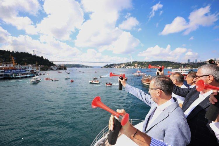 <p>Gençlik ve Spor Bakanı Mehmet Muharrem Kasapoğlu, burada yarış startını verdi. Yüzücüler sırayla iskeleden atlayarak, boğazın serin sularında yarışmaya başladı.</p>
