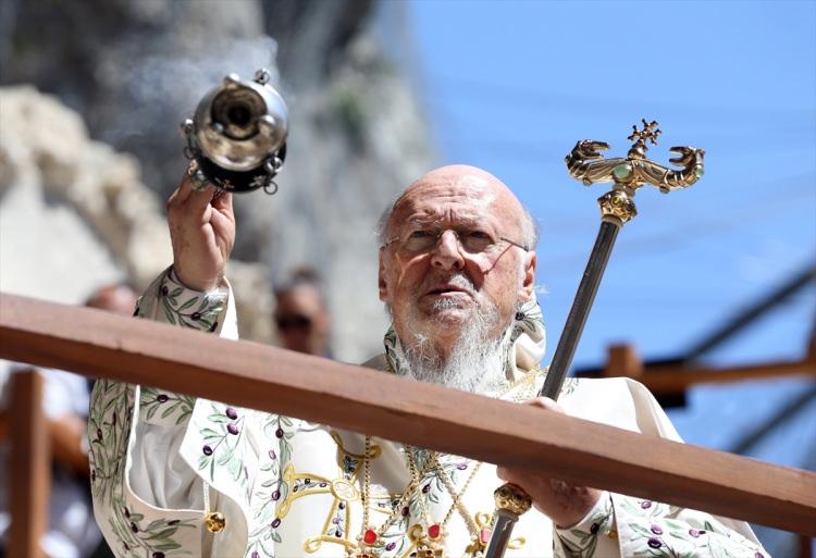 <p><strong>-" Bu topraklar örnek olsun, çevre ülkeler ilham alsın"</strong></p>
<p>Balıklı Rum Hastanesi Yaşlılar Yurdu'nda yaşanan yangına değinen Bartholomeos, ortak acılarla bir araya gelindiğini belirterek, şunları kaydetti:</p>
<p>"Binada herhangi bir can kaybı yaşanmamış olmasının yanı sıra farklı kesimlerden farklı inançlardan birçok kişinin acımızı paylaşması acılarımızı biraz olsun hafifletti. </p>