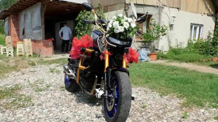 <p>Motosiklet tutkunu Cihan Bedrik, artan motosiklet kazaları ve güvenli sürüşüne dikkat çekmek için gelin arabasını motosikletten yaptı. Düğüne araba ile katılmak da yasaklandı. </p>
