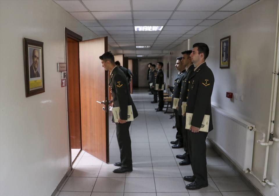 <p>Albay Gürbüz, iki yıllık ön lisans seviyesinde eğitim verilen okulda, Üflemeli ve Vurmalı Çalgılar Bölümü ile Çalgı ve Bakım Onarım Bölümü olarak iki program bulunduğunu, Üflemeli ve Vurmalı Çalgılar Bölümünde bandolarda bulunan bakır ve kamışlı çalgılar ile vurmalı çalgı, Çalgı Bakım ve Onarım Bölümünde ise bando çalgıları ile tuşlu ve yaylı çalgıların bakım ve onarımı eğitiminin verildiğini ifade etti.</p>
<p> </p>