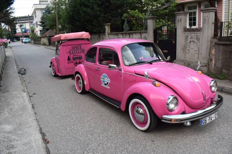 <p>Düzce'de yaşayan klasik araç tutkunu Yasemin Nuran Açık, tasarladığı pembe renkli arabasıyla çevresinde ilgi odağı oluyor.</p>
