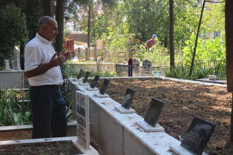 <p>"Asrın felaketi" olarak nitelendirilen 17 Ağustos 1999 depreminde, aynı aileden hayatını kaybeden 8 kişinin mezarlarının yan yana dizili olması yürekleri burkuyor.</p>
