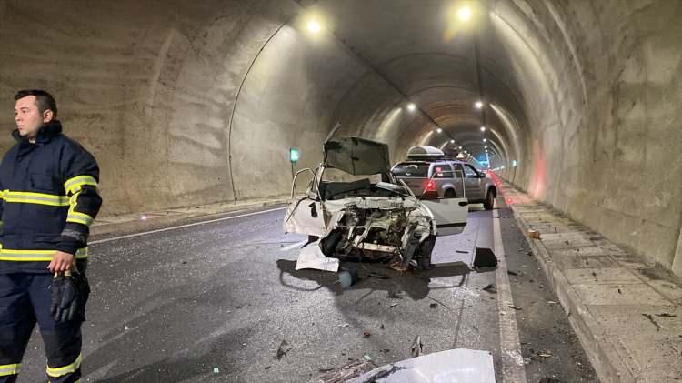 <p>Kent merkezinden Kilimli ilçesine giden B.Ş'nin (26) kullandığı 54 AFJ 457 plakalı otomobil, Prof. Dr. Şaban Teoman Duralı Tünelleri'nde kaldırıma çarpması sonucu takla atarak sürüklendi.</p>
