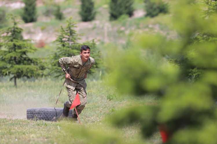 <p>Adaylara, eğitimin ilk aşamasında, kullanacakları keskin nişancı tüfekleri hakkında dersler veriliyor. </p>

<p> </p>
