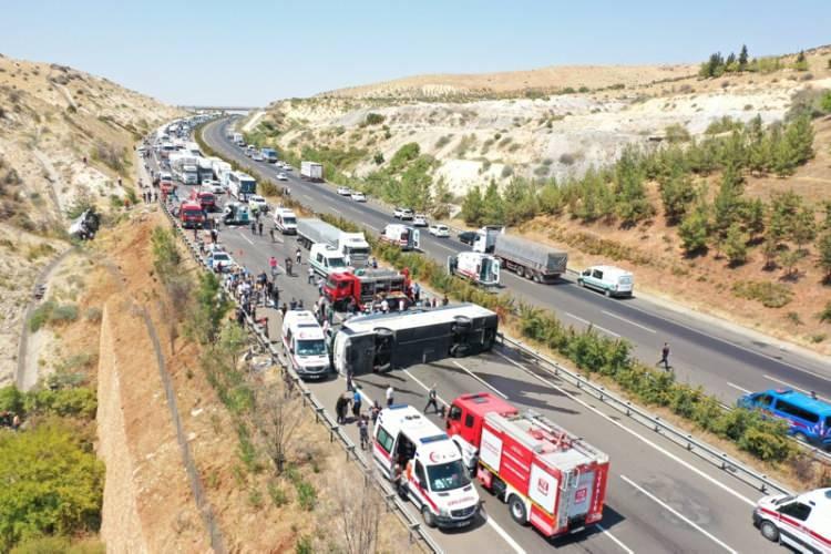 <p>Aynı hastanede tedavi altına alınan ve yolda meydana gelen kazaya müdahale eden polis memuru İbrahim Halil Şen, kaza yerine vardıklarında tüm tedbirleri aldıklarını, bir ağır yaralıyı çıkardıklarını, bu sırada otobüsün devrilerek kayarak geldiğini gördüğünü belirtti.</p>

<p>.</p>
