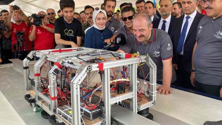 <p>Varank, hyperloop yarışları için çok ciddi bir altyapı kurduklarına dikkati çekerek, 208 metre uzunluğunda vakumlu tünellerle öğrencilerin geliştirdikleri araçları yarıştırdıklarını ifade etti.</p>