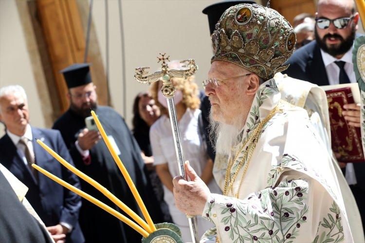 <p> 15 Ağustos, Hristiyan alemi için kutsal olduğu kadar özel ve mühim de bir gündür. Meryem Ana'nın göğe yükseliş günü olarak kutlanan bu bayram öncesinde 15 gün boyunca oruç tutar, dua eder ve güçlü bir inanç yolculuğu içinde bir dönemi geçiririz." diye konuştu.</p>
<p> </p>