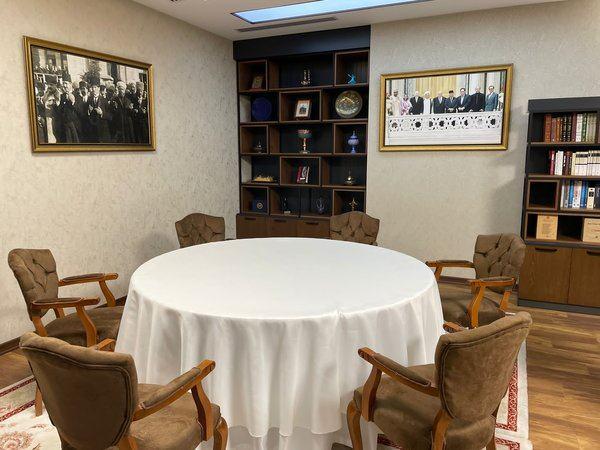 <p>Fotoğrafta liderlerin yemek yiyeceği masanın arkasında dua eden Atatürk resmi ve Necmettin Erbakan'ın İslam ülkeleriyle oluşturduğu D-8 Ekonomik İşbirliği Teşkilatı'ndan bir fotoğraf yer aldı. </p>
