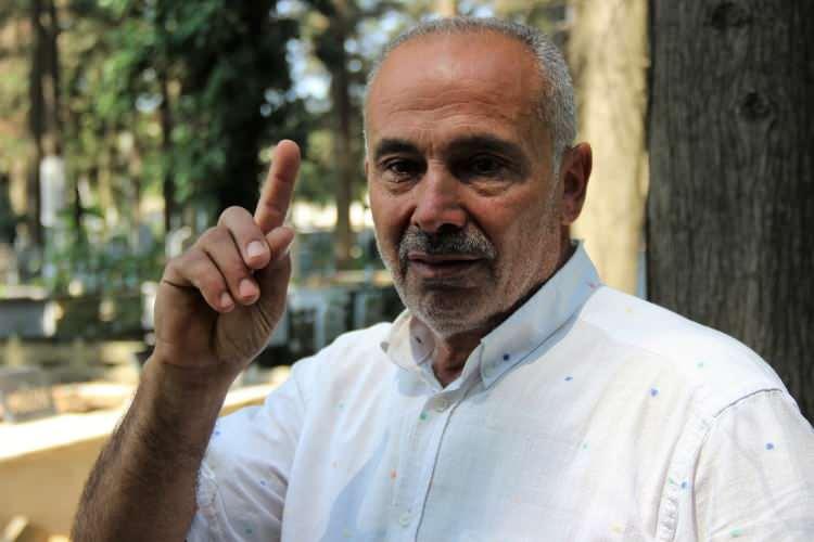 <p>Türkiye'yi yasa boğan gecede ailesinden 8 kişiyi toprağa veren Ali Sadık Furuncu, "Deprem bana çaresizliği hissettiriyor. Elimizden hiçbir şey gelmiyordu. Geride kalanların acısı hiçbir zaman sönmüyor" dedi.</p>
