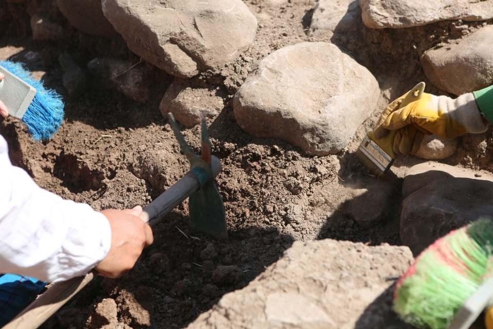 <p>Çünkü duvarlar çok kalındı. Hücre planlı bölümleri de var. 2 evreli olduğunu düşünüyoruz. Şu an temel yüzeyde çalışmalarımız devam ediyor. İçerisinde bulduğumuz arkeolojik kalıntıların ön incelemesini tamamladık. Bu uzun soluklu bir çalışma. </p>