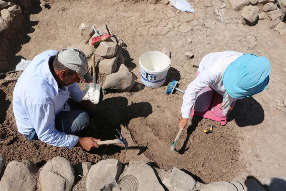 <p><em><strong>Müze Müdürü ve Kazı Başkanı Kenan Öncel de kazıların önemine değinerek, şunları söyledi:</strong></em></p>
<p>‘2021 yılında bakanlığımızın onayı doğrultusunda ilimiz Pertek ilçesi Tozkoporan köyünde kurtarma kazılarına başladık. Bu kazılar Tunceli için çok önemli. İlde çok uzun zamandır kazı çalışmaları yapılmıyordu. </p>