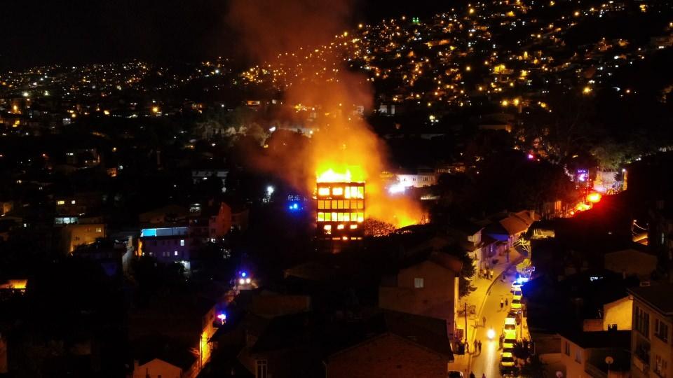 <p>Edinilen bilgiye göre, 4 katlı tarihi ipek fabrikasında henüz bilinmeyen bir sebepten dolayı yangın çıktı. </p>
