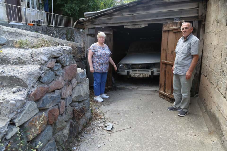 <p>Artvin’de eşinin hatırası otomobili 36 yıl garajda saklı tutan kadın, yol çalışmasında da otomobilin garajdan çıkmasına izin vermedi. Yol seviyesinin 2 metre altında kalan otomobil görenleri şaşırtıyor.</p>
