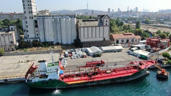 <p>TALEP ÜZERİNE BOĞAZDA DEMİRLEYEN GEMİLERE ULAŞILIYOR</p>
<p>İstanbul Boğazı'ndan yılda 45 bin gemi geçtiğini belirten İSTAÇ Genel Müdür Yardımcısı Fatih Hoşoğlu ise gerçekleştirilen işlem hakkında şu bilgileri verdi: "Bu gemilerin 10 bininden atık alıyoruz. Makine dairesinden oluşan sintine dediğimiz yağlı atıklar, slop atıkları ve bunun dışında kullanımdan kaynaklanan pis sularını alıyoruz.</p>