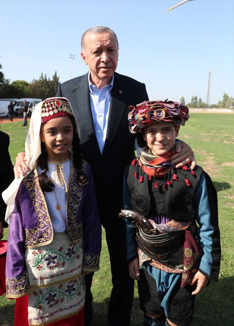 <p> Erdoğan, kendisini karşılayanlar arasında yer alan yöresel kıyafetli çocuklarla fotoğraf çektirdi. </p>
