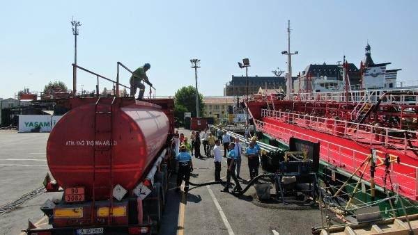 <p> Gemiler, Pendik'te bulunan Atık Alım Koordinasyon Merkezimize atıklarının alınması için talepte bulunuyor. Koordinasyon merkezimizden arkadaşlarımız gemilerimizi bölgeye yönlendiriyor. Gemilerimiz boğazda demirleyen gemilerin atıklarını burada alıyor. Bu atıkları alırken bir borulama işlemi oluyor, atık verecek gemiyle bizim gemimiz arasında bir bağlantı kuruluyor. Onların atık haznesinden bizim depolama haznesine atıkları almış oluyoruz" dedi.</p>