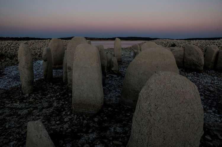 <p>Bölgede tekne turları düzenleyen Ruben Argentas isimli bir işletmeci, "Dolmen ortaya çıkıyor ve Dolmen turizmi başlıyor" diye sevincini paylaşırken, bölgedeki çiftçilerse asıl sorunlarının kuraklık olduğunu belirterek, mahsüllerindeki verimin düştüğünden yakınıyor.</p>