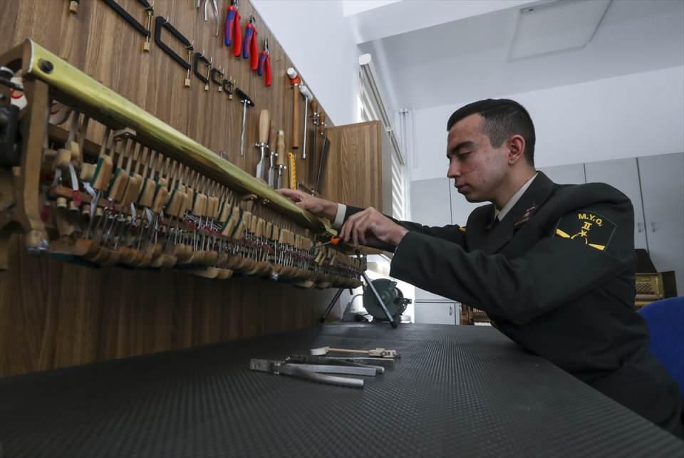 <p><strong>- "Çalgı eğitimi birinci önceliğimiz"</strong></p>
<p>Albay Gürbüz, okula öğrenci kabulündeki temel şartın müzik yeteneği olduğunu belirterek, Bando Astsubay Meslek Yüksekokulunu tercih eden adayların iki aşamalı müzik yeteneği testine tabi tutulduklarını, birinci aşamada solfej ve müziksel işitme yeteneklerini tespit ettiklerini, ikinci aşamada ise adayın kendi çalgısıyla eser çalmasını istediklerini belirtti.</p>
<p> </p>