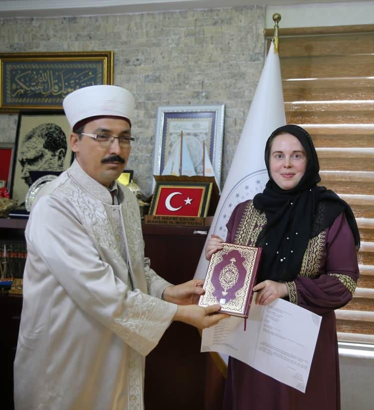 <p>Hommel, gazetecilere, 14 yaşından bu yana araştırdığı İslamiyet'i seçtiğini, huzurlu bir şekilde Müslüman olduğunu belirtti.</p>
<p>Müftü Çelik ise geçen hafta Mardin'e gelin gelen Ukraynalı Alina Kolos'un Müslüman olduğunu anımsatarak, "Şimdi de Anna kardeşimiz Zeynep ismini alarak Müslüman olduğunu şahitlerin huzurunda ilan etti. Biz de imanına, ikrarına şahitlik yaptık. İslam ailesi bir fert daha kazandı. Allah İslamiyeti, isteyen herkese nasip etsin." ifadelerini kullandı.</p>