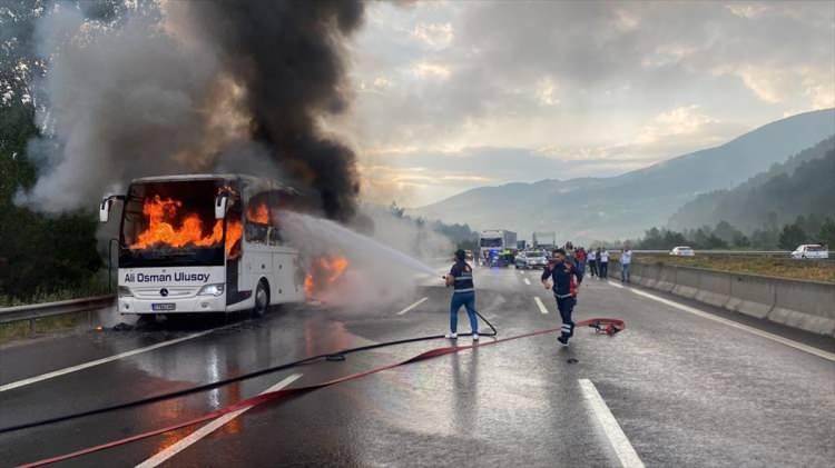 <p>Trabzon'dan İstanbul istikametine giden 07 BAZ 818 plakalı yolcu otobüsünden duman kokusu geldiğini fark eden sürücü Barış Baca, Anadolu Otoyolu'nun Çaydurt yakınlarında aracı sağ şeride çekerek yolcuları tahliye etti.</p>

<p> </p>
