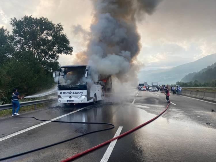 <p>Yolcuların otobüsten inmesinin ardından yanmaya başlayan otobüs, ihbar üzerine bölgeye gelen itfaiye ekiplerince söndürüldü. </p>

<p> </p>

