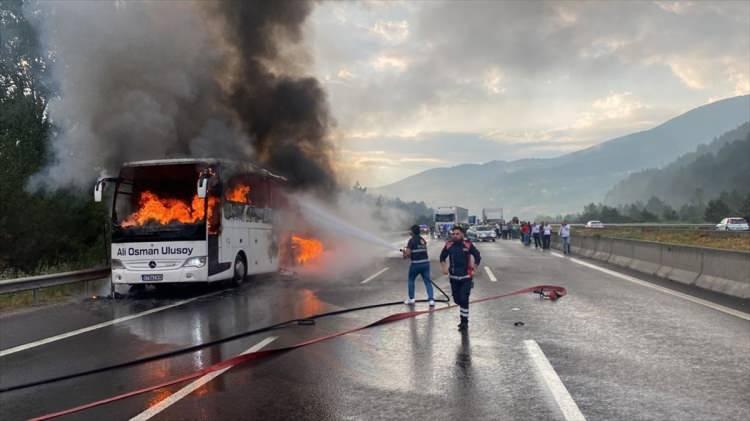 <p>Barış Baca, gazetecilere yaptığı açıklamada, seyir halindeyken otobüsten duman kokusunun geldiğini belirterek, "Kokuyu aldıktan sonra otobüsü sağ şeride çekerek yolcuları tahliye ettik. Otobüs bir anda yanmaya başladı. Hiçbir şey yapamadık." dedi.</p>
<p> </p>
<p> </p>