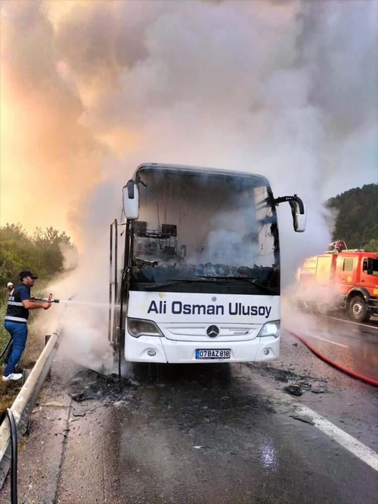 <p>Yolcular, yangının otobüs sürücüsünün duyarlı yaklaşımı sayesinde ucuz atlatıldığını söyledi.</p>
<p> </p>