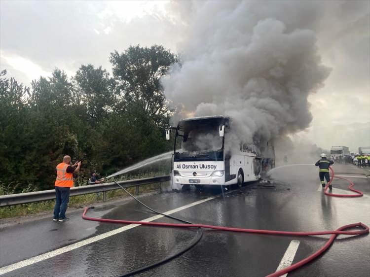 <p>Anadolu Otoyolu'nda yanan otobüs kullanılamaz hale geldi</p>
<p> </p>