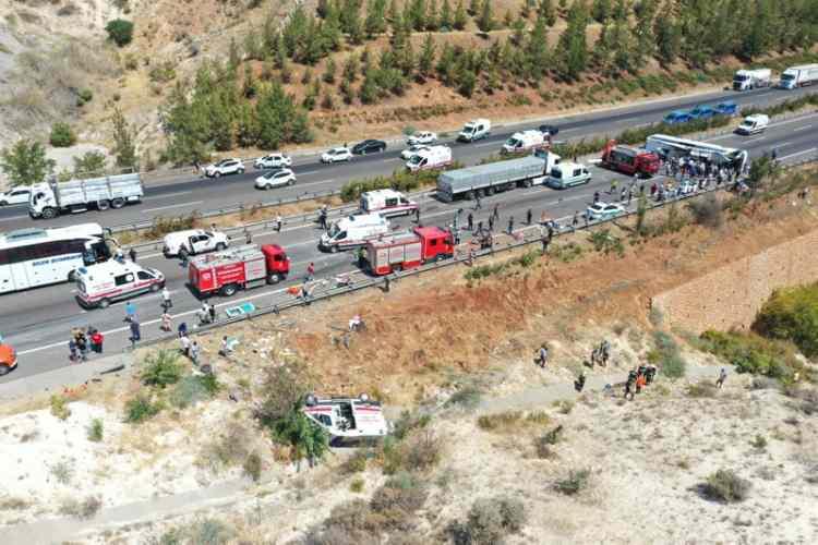 <p>Birisinin bağırarak bir arabanın geldiğini söylediğini, kendisini bariyerlerden dışarı attığını ifade eden Şen, "Muhtemelen bariyerin üzerinden kayıp ambulans üstümüzden geçti." dedi.</p>
