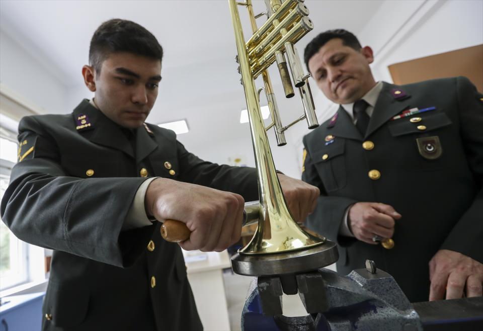 <p>Gürbüz, öğrencilerin aldıkları beden eğitimi dersleri ve askeri eğitimler ile TSK mensubunda bulunması gereken fiziksel dayanıklılık ve liderlik özelliklerini de kazandığını anlattı.</p>
<p> </p>