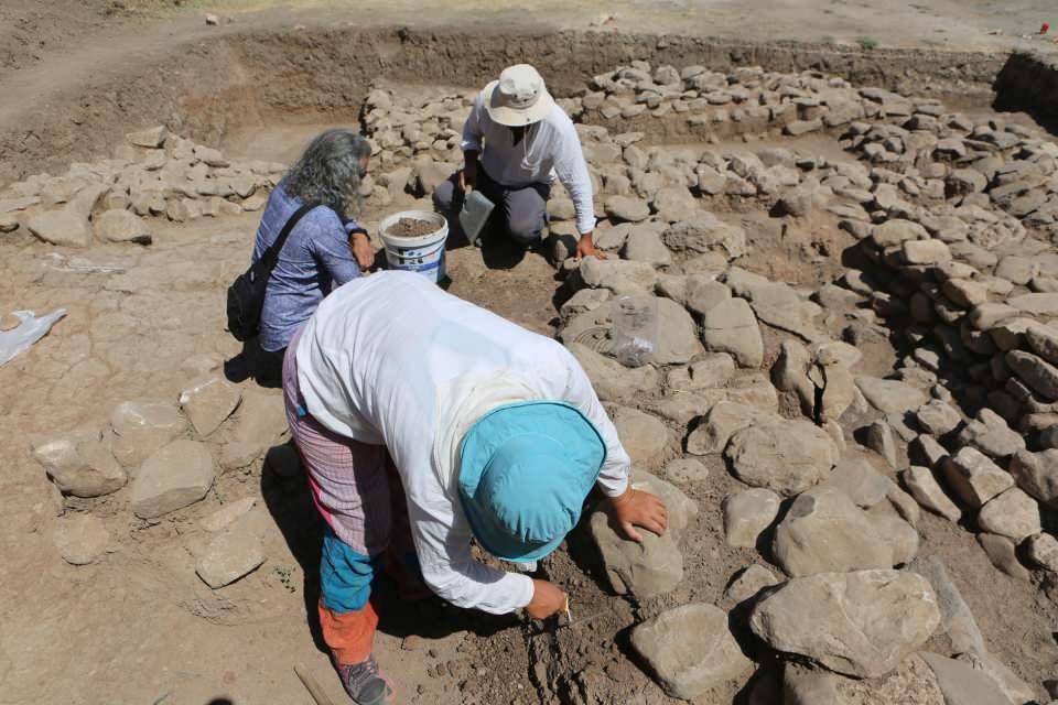 <p>Kentte Keban Barajı kurulmadan önce 1968 yılında gerçekleşen Pulur Höyüğü kazısından sonra ilk defa bilimsel metotlar kullanılarak gerçekleştirilen kazılarda, tarihi dokuya zarar vermemek için çalışmalarını titizlikle yürüten ekip, ‘Geç Kalkolitik’ ve ‘Erken Tunç’ çağlarına ait olduğu düşünülen geçmişi 5 bin 500 yıl öncesine dayanan mimari temel kalıntıları tespit etti. Mimari yapının duvarlarının kalın olması ekibi şaşırttı.</p>
