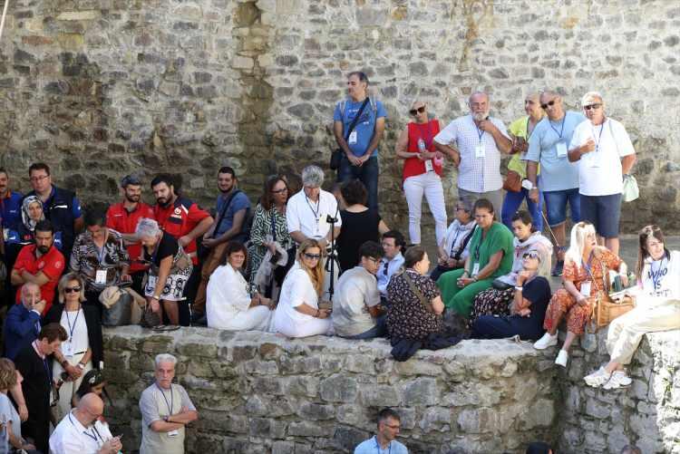 <p>Yaşlı ve hastalarımızı kurtaran, kendi hayatlarını hiçe sayarak insanlık örneği gösteren komşularımıza, halkımıza ve yöneticilerimize yeniden teşekkürü bir borç biliriz. </p>