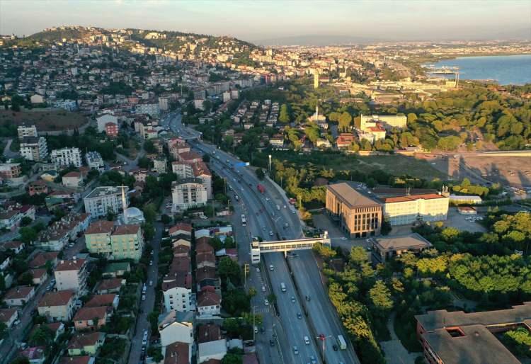 <p>Depremde en ağır yıkımın yaşandığı şehirde deprem yönetmeliğine uygun binlerce konut inşa edildi.</p>