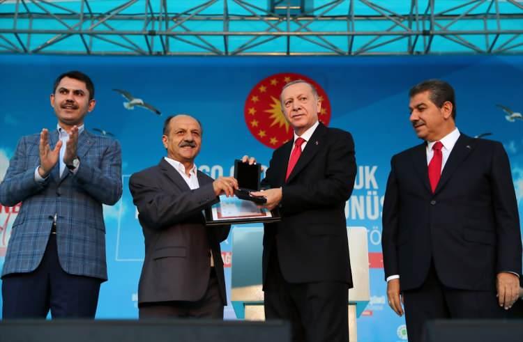 <p><strong>İstanbul’umuz için hayırlı olsun</strong></p>

<p>Esenler’de yükselen 60 bin konutluk kentsel dönüşüm projesinin ilk etabının tamamlandığını söyleyen Kurum, "60 bin konutluk, dünyanın en büyük kentsel dönüşüm projesinde ilk anahtarları teslim ediyoruz. Yeni 2030 yuvamız, işyerlerimiz; ülkemiz için, milletimiz için, İstanbul’umuz için; hayırlı uğurlu olsun’’ ifadelerini kullandı. </p>
