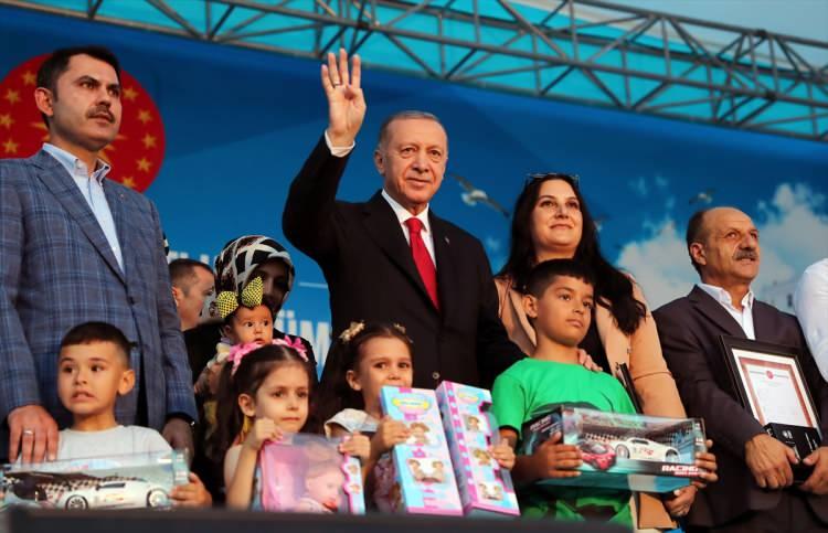 <p>Ev sahibi olma hayali kuran vatandaşımıza umut oldunuz; Edirne’den Hakkâri’ye yüzbinlerce kardeşimize, 1 milyon 170 bin sosyal konut armağan ettiniz. İşte bugün 17 Ağustos’un yıl dönümü! 17 Ağustos’ta yaşanan depremde binlerce canımızı kaybettik. </p>
