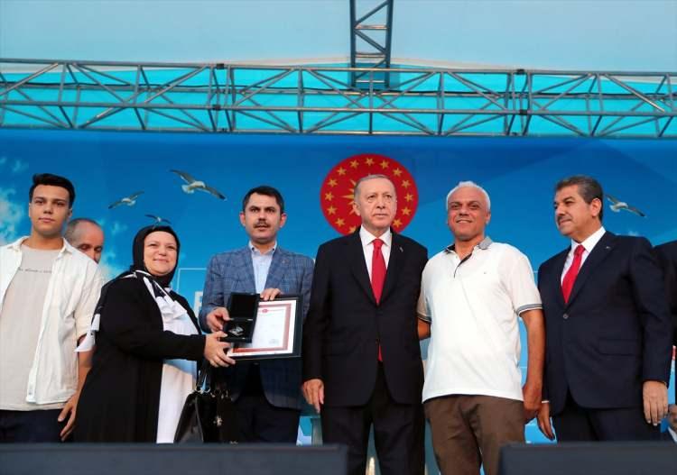 <p>Ama hamdolsun bugün tüm afetlerde zatıâlinizin liderliğinde devletimiz; afet alanlarında vatandaşını bir gün, bir saat bile yalnız bırakmadı.  Sizin millet sevdanızdan aldığımız güçle; afetlerde, yangınlarda, sellerde ve depremlerde milletimizin, yavrularımızın yanında olduk.</p>
