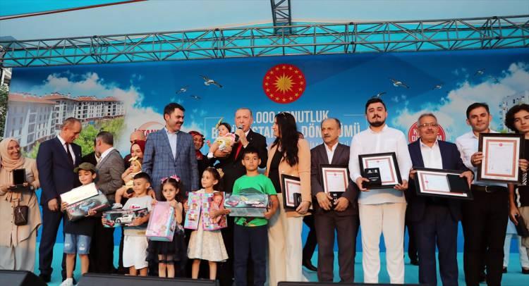 <p>Bugün; Elazığ’da, Malatya ve İzmir’de önce yaralarını saran, ardından tarihin en büyük dönüşümünü başlatan bir Türkiye var. Antalya’da, Muğla’da milletimizin dualarıyla yüzlerce yeni yuva inşa eden bir Türkiye var. Doğu Karadeniz’deki tüm afet alanlarında dev bir yenilenmeye imza atan bir Türkiye var. 85 milyon vatandaşının her birini, şefkatle kucaklayan, sarıp sarmalayan, sessiz yığınların sesi, mazlumların hamisi, Recep Tayyip Erdoğan var.’’</p>
