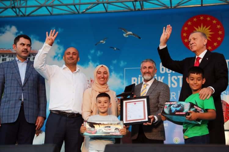 <p><strong>Sahada devam eden 350 bin konutun inşasıyla ülkemize hizmet ediyoruz</strong></p>
<p>"Medeniyetimizin yeşil hassasiyetine sadık kalarak yaptığımız millet bahçelerimizle; aslına uygun olarak yenilediğimiz tarihi kent meydanlarımızla; 140 bini İstanbul’da olmak üzere, sahada devam eden 350 bin konutun inşasıyla; ülkemize hizmet ediyoruz’’ diyen Bakan Kurum, ‘’Bugün de 94’te başlayan kutlu yolculuğun en kıymetli adımlarından birini atıyoruz. Esenler’de tam 60 bin konutluk dev projemizde inşasına başladığımız TOKİ Başkanlığımızla 4 bin 941 konutun 2 bin 30’unu kardeşlerimize teslim ediyoruz" ifadelerini kullandı.</p>
<p> </p>