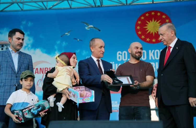 <p>Ve tarihin önünde, Eyüp Sultan Hazretlerinin huzurunda, Cumhurbaşkanımızın yanında milletimize söz veriyoruz. Bu cennet vatana, bu aziz millete, sizlere hizmet etmek boynumuzun borcudur. Allah’ın izniyle; Cumhurbaşkanımızın liderliğinde, 2023’te rekor oylar alarak; Büyük Türkiye yürüyüşüne, milletimiz için gece gündüz çalışmaya devam edeceğiz’’ diye konuştu. </p>