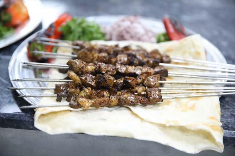 <p>Ciğer, haşhaş, soğan, kazan, patlıcan ve son olarak da tepsi kebabını tescil ettiren Şanlıurfa, hem mideye hem göze hitap ediyor.</p>

<p> </p>
