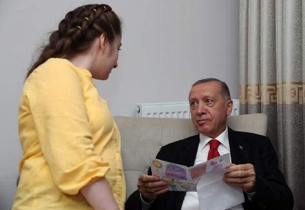 <p>Karadüş ailesinin en küçük üyesi ve 'Prader Willi Sendromu'na sahip 10. sınıf öğrencisi 15 yaşındaki Ecemsu, kendi yazdığı şiiri Cumhurbaşkanı Erdoğan'a verdi.</p>