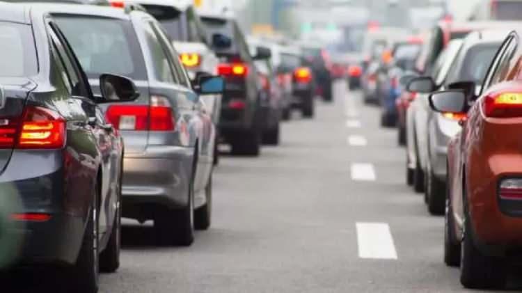 <p>Sürücü belgesini yenilemek isteyenler 'Alo 199' çağrı merkezinden, mobil uygulamadan ya da 'nvi.gov.tr'den aldıkları randevu ile birlikte gerekli evrakları tamamlayarak, nüfus müdürlüklerine giderek başvurularını tamamlıyor.</p>