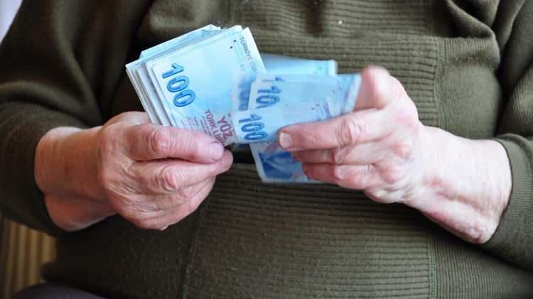 <p> Örneğin; sigortalı çalışan bir kişi daha sonra Bağkur’lu olarak prim ödeyebiliyor veya memur olarak Emekli Sandığı’na prim ödüyor. Diğer yandan bir memurun görevinden ayrılarak SGK’lı olarak çalışmaya başladığı, Bağkur’lu bir esnafken daha sonra memur olarak Emekli Sandığı’na prim ödediğine de şahit oluyoruz.</p>
<p> </p>