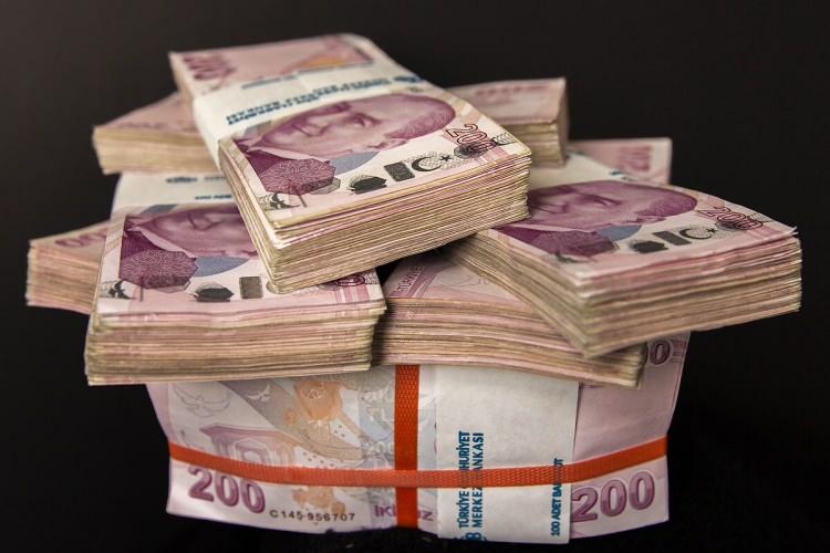 <p>Sigortalı olarak bir işte çalışarak SSK’ya 1260 gün (3.5 yıl) prim ödeyerek SSK’dan emekli olmanız da mümkün (15 yıl sigortalılık süresi, 3600 gün prim ödeme ve 60 yaş şartlarına tabi olarak). Bu seçenekte daha az primle ve daha erken emekli olmaktasınız.</p>