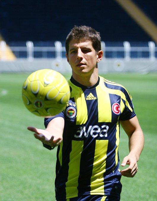 <p>Emre Belözoğlu: "Fenerbahçe'ye imza attıktan 3 gün sonra, 3 tane Galatasaraylı çocuk bana küfretmişti. Orada durumu anladım. Herkes kadar medeni tepkiler veremedik. O süreçle biraz boğuştum."</p>
