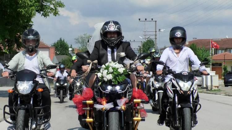 <p>"Hayalimizdi" Motosikletli düğün konvoyu yaparak, hayalini gerçekleştirdiğini söyleyen Cihan Bedrik, "Kulüp başkanıyım. Düzce’de 300 motorcu arkadaşımız var. Zaten hayalimizdi böyle bir konvoy yapmak. Düğün konvoyuna kişilerin araba ile katılmalarına izin vermedik. </p>
