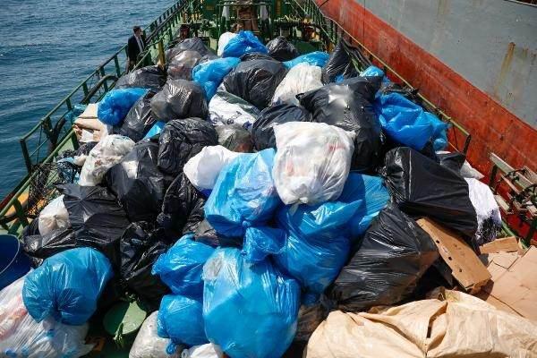 <p><strong>"YILDA 22 BİN 500 METREKÜP ATIĞI GERİ KAZANDIRIYORUZ" </strong></p>
<p>Atıkları türlerine göre ayrı haznelere doldurduklarını belirten Fatih Hoşoğlu "Haydarpaşa Atık Kabul Tesisi'ne atıkları getiriyoruz. İçerisinde sintine ve slop dediğimiz atıklar var. Bunlar petrol türevi yüksek atıklar. Burada atığın içerisindeki yağ ve suyu ayırıp arıtma işlemi gerçekleştiriyoruz. </p>