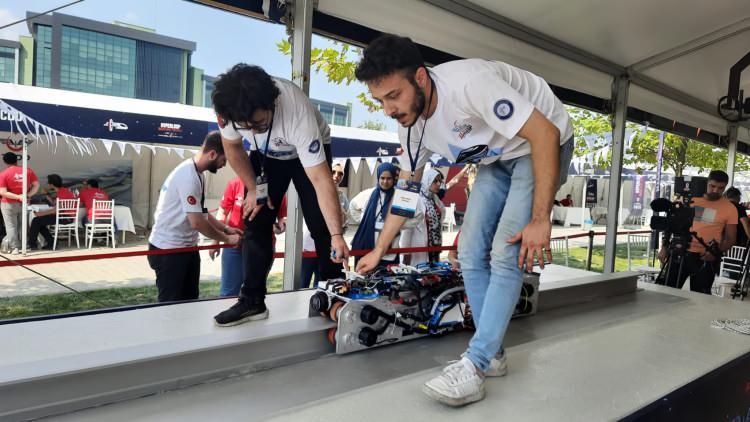 <p><strong>Bu altyapı Avrupa'daki en güzel altyapılardan biri oldu. Buradan Türkiye'ye ve dünyaya çağrı yapıyorum; hyperloop geliştirmeyle ilgili çalışmak istiyorsanız bundan sonra Türkiye'ye gelin, Gebze'ye gelin, TÜBİTAK'a gelin, bu altyapıyı kullanın. Biz size bu imkanları en güzel şekilde kullandıracağız. Atölyelerimizi de kuracağız. İnşallah Türkiye hyperloopta en ileri ülkelerden biri olacak."</strong></p>